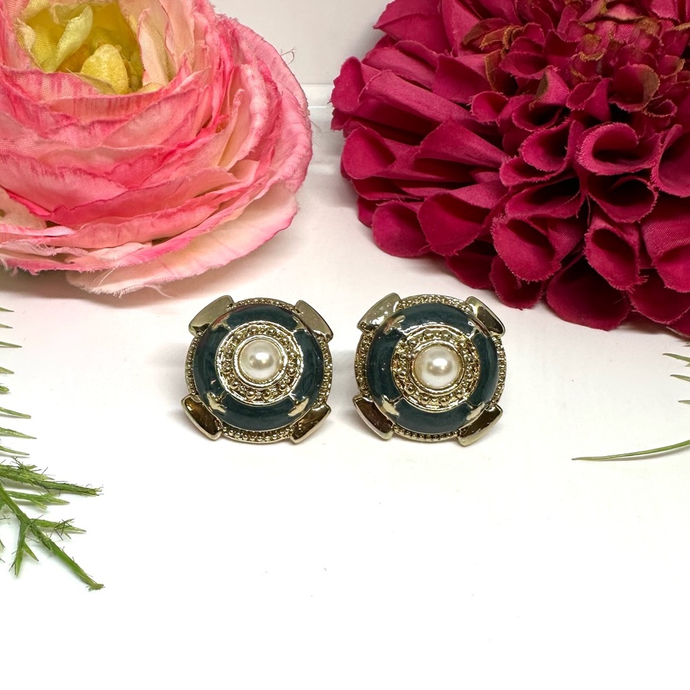 NEW⚜️Marlyn Schiff Cabochon Pearl Earrings